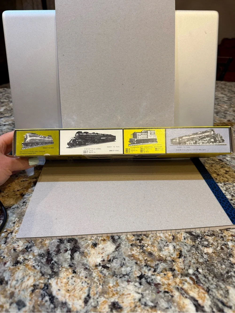 AHM 1930 Sleeper 85 Ft HO Scale #6401- BG Santa Fe #1377 New in Box